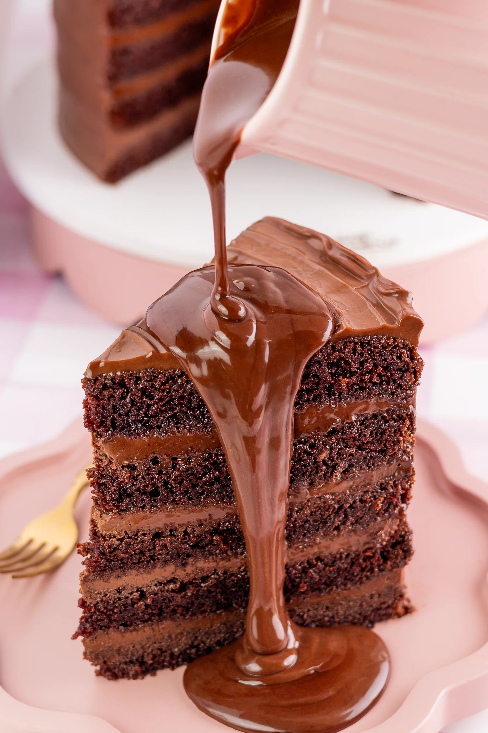 Fatia de bolo de chocolate com calda